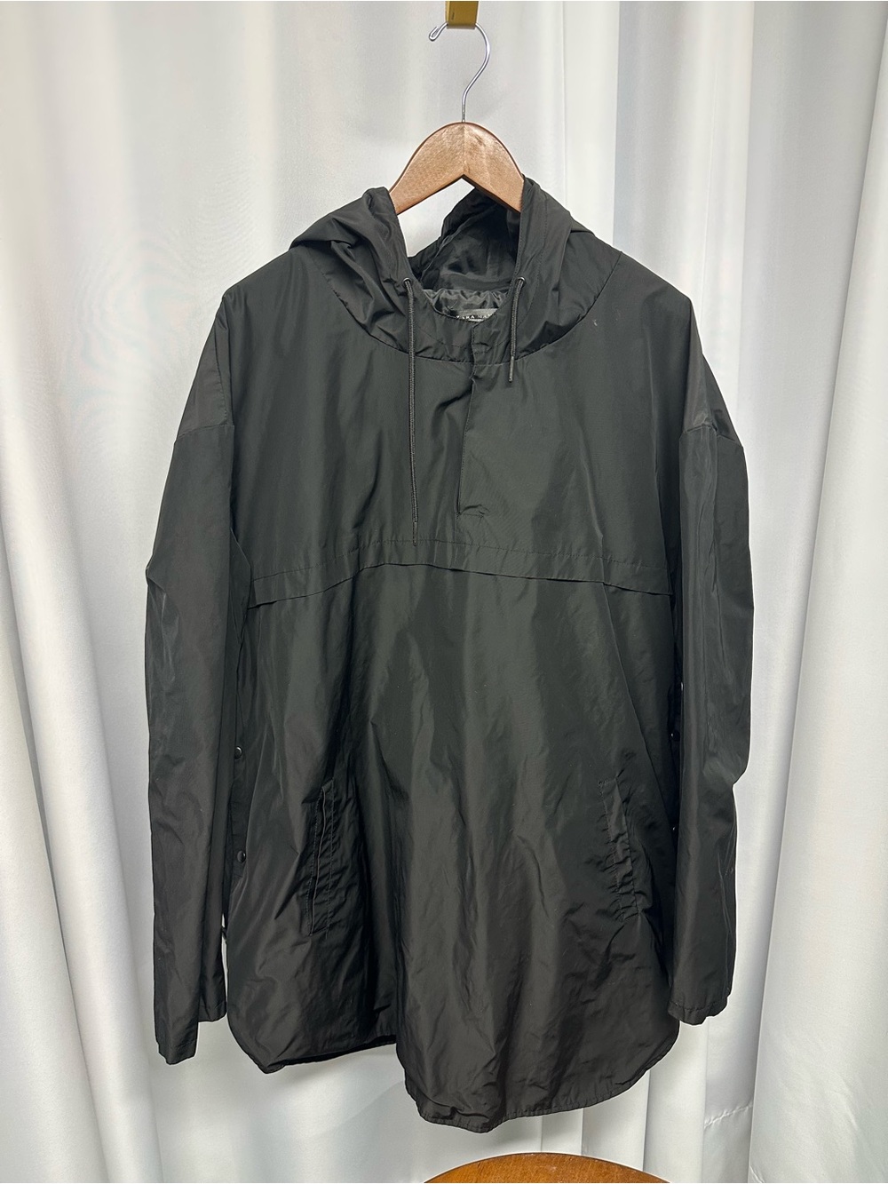 Zara men’s Black Hooded Windbreaker pullover jacket large